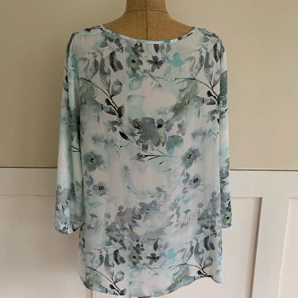 White flower blouse - Picture 6 of 6